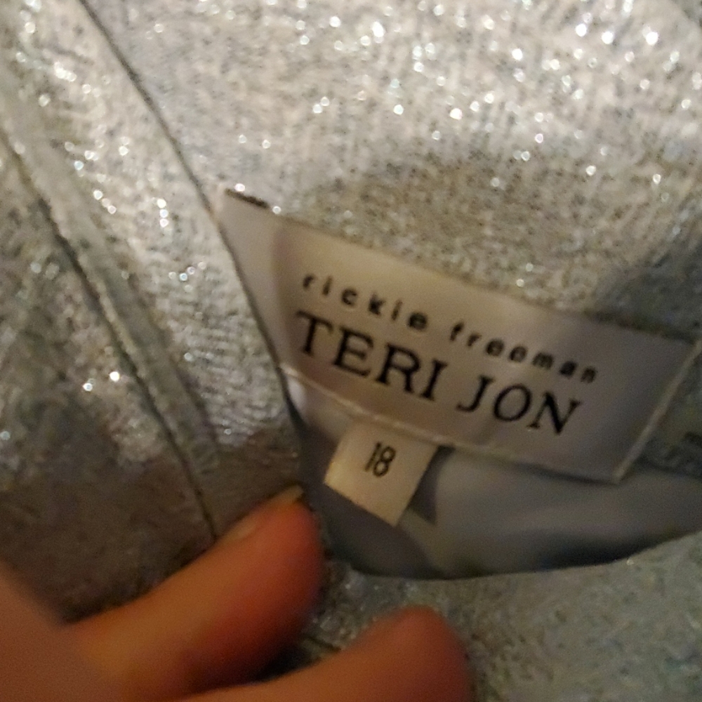 GOWN - Picture 6 of 12